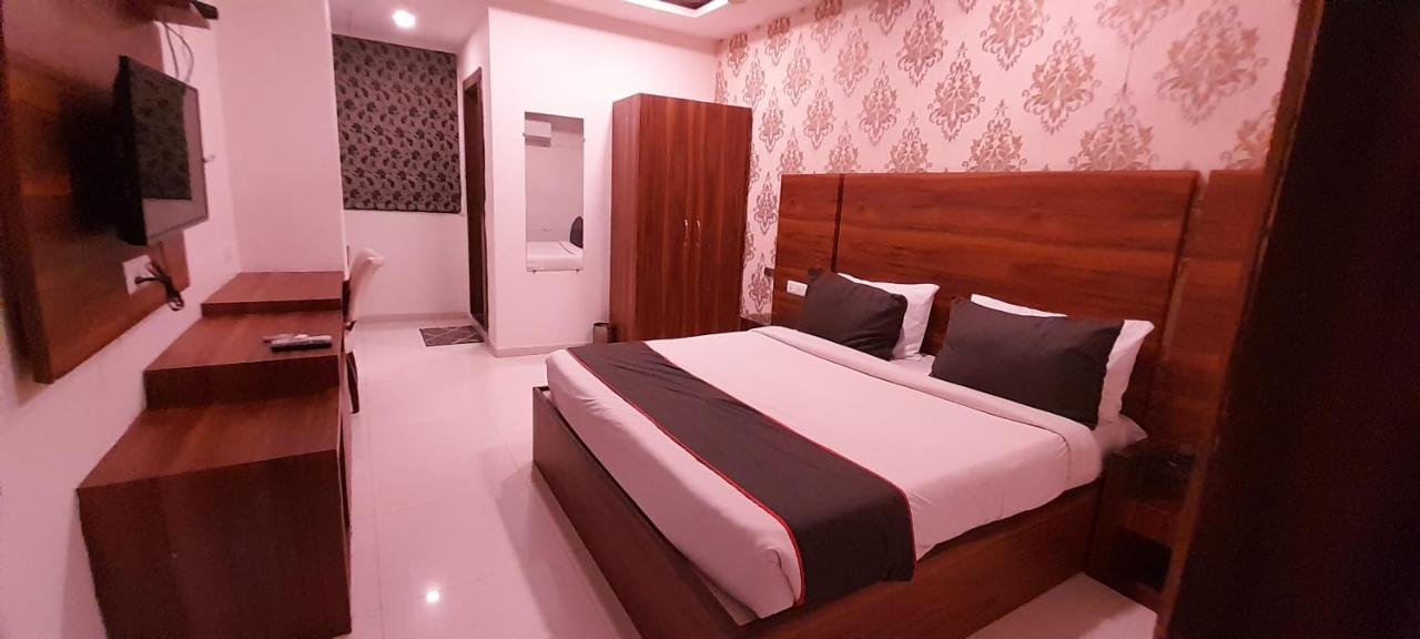 Collection O Hotel Green Park Ананд Екстер'єр фото